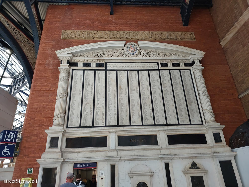 London - Commemorative plaque for the railway workers who fell in the First World War - Liverpool Street Station (Stop B), London EC2M 2AU, UK