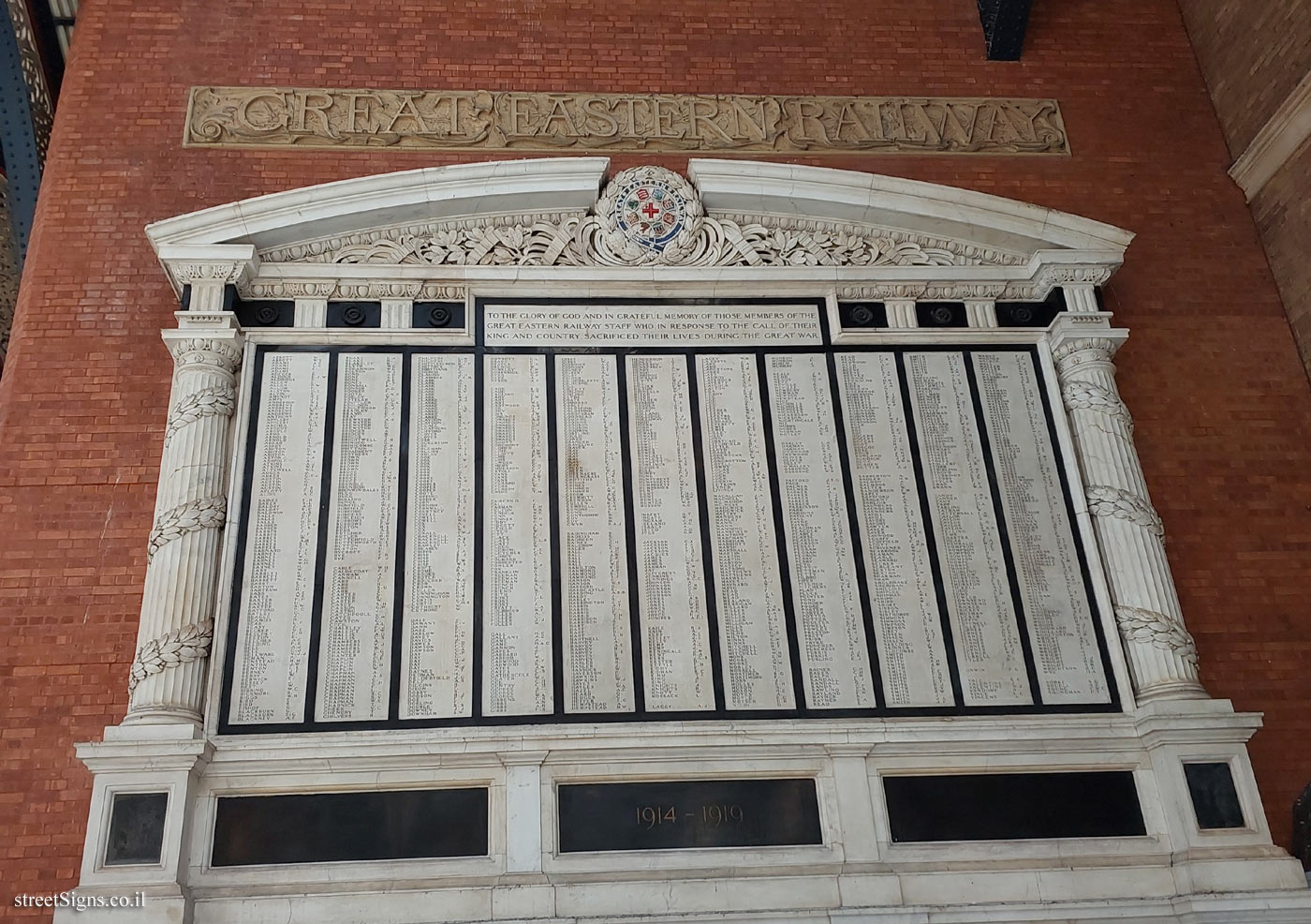 London - Commemorative plaque for the railway workers who fell in the First World War - Liverpool Street Station (Stop B), London EC2M 2AU, UK