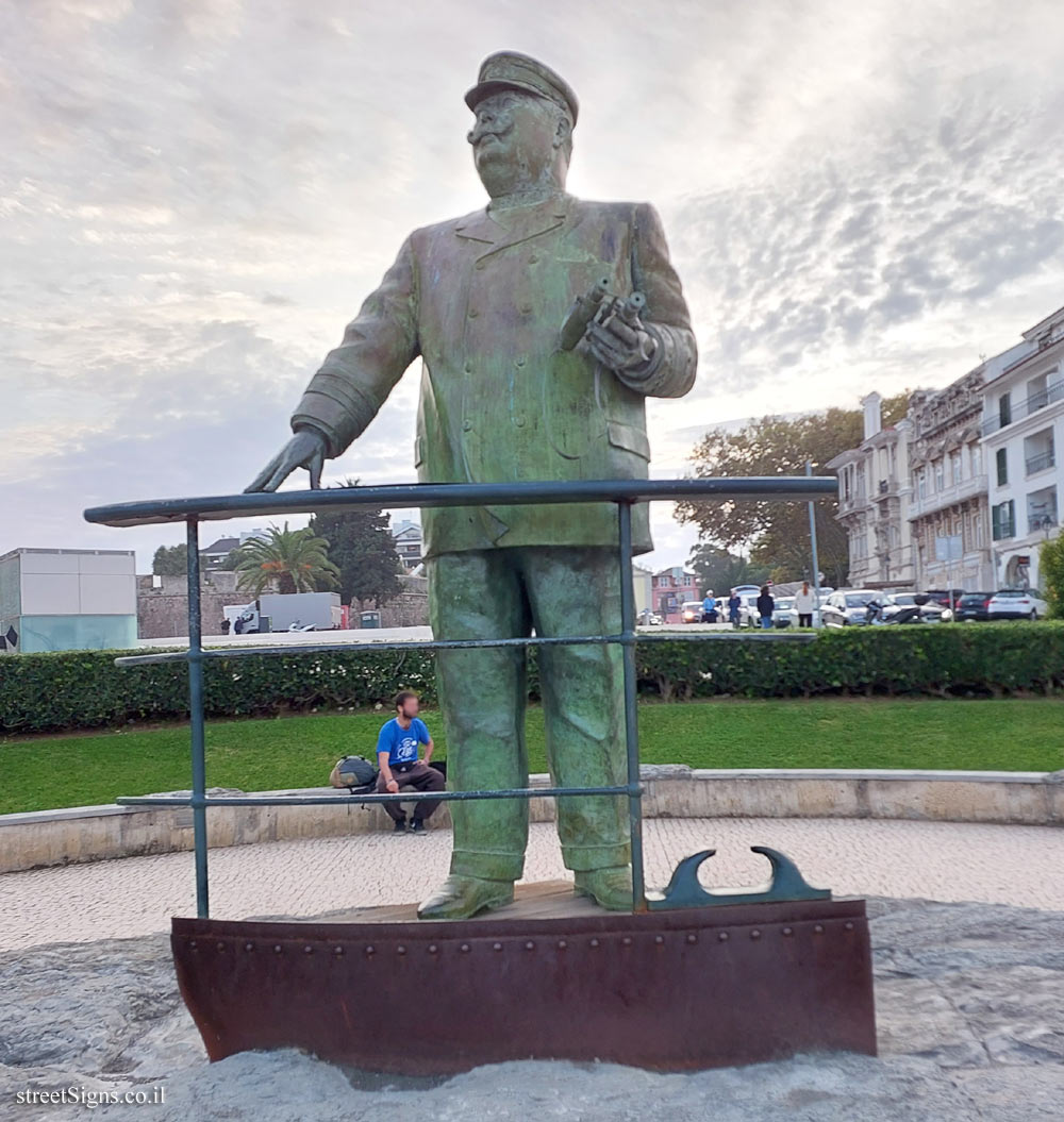 Cascais - A tribute statue to Cascais to King D. Carlos I - R. Ten. Valadim 2, 2750-310 Cascais, Portugal