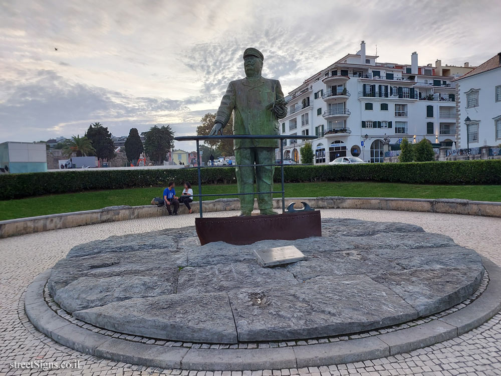 Cascais - A tribute statue to Cascais to King D. Carlos I - R. Ten. Valadim 2, 2750-310 Cascais, Portugal