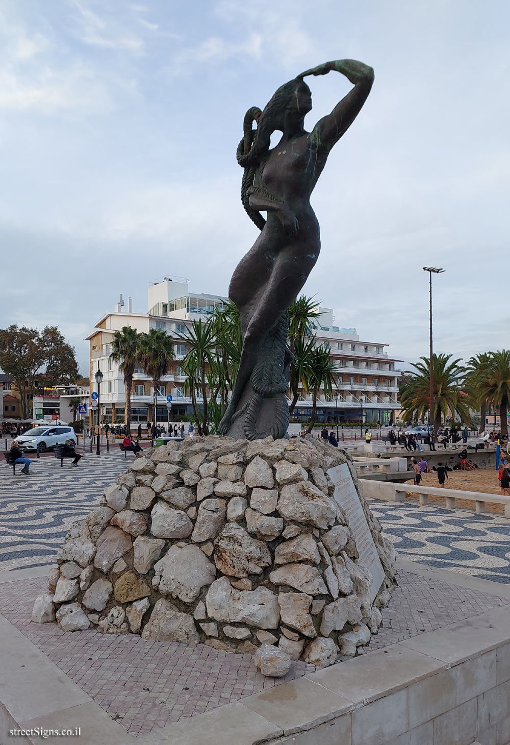 Cascais - a statue commemorating the Portuguese discoveries - Av. Dom Carlos I 2 78, 2750-642 Cascais, Portugal