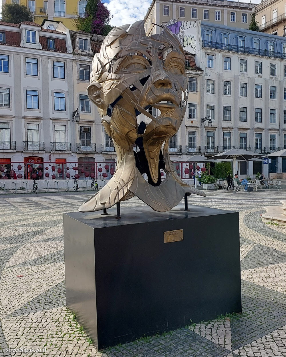 Lisbon - "Pareidolia" outdoor sculpture by Hopare - Rua do Arsenal 27, 1100-148 Lisboa, Portugal