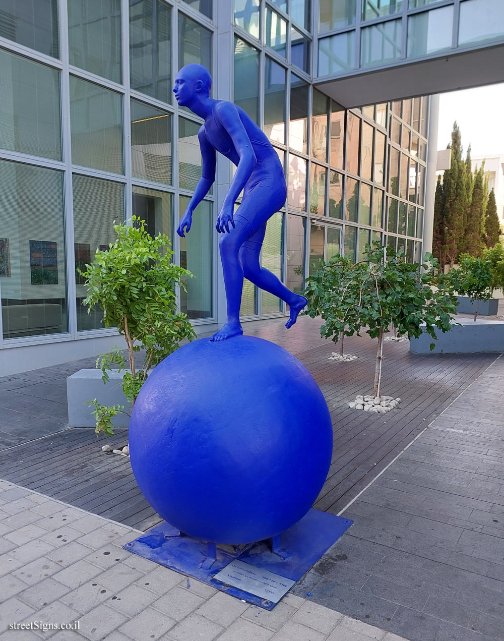 Tel Aviv - "The Assailant" outdoor sculpture by Ofra Zimbalsta - Frishman St 46, Tel Aviv-Yafo, Israel