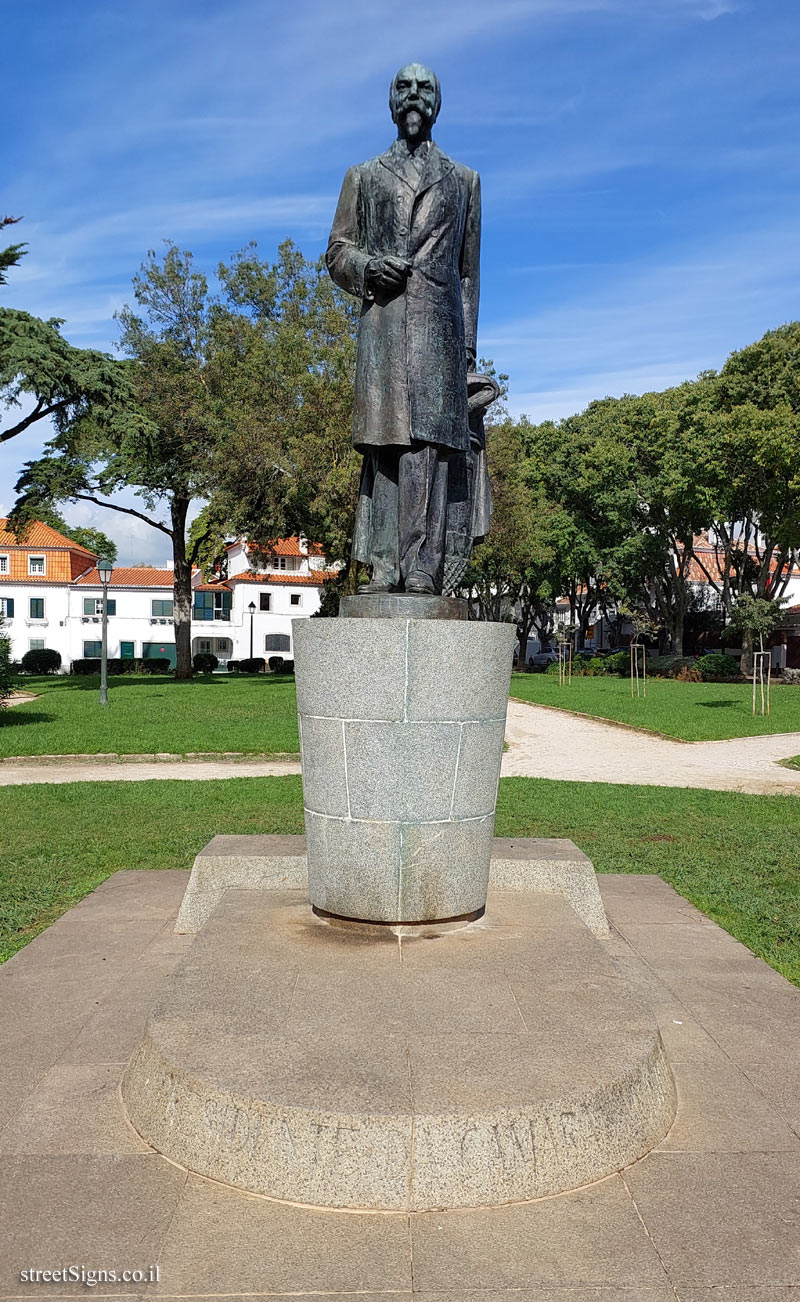 Cascais - a commemorative statue of Jaime Arthur da Costa Pinto - Avenida da República Lisboa Sintra Oeiras Rio de Mouro, 2750-642 Cascais, Portugal