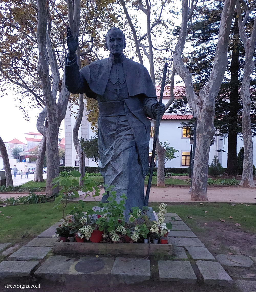 Cascais - a monument commemorating Pope John Paul II - Largo da Assunção 3, 2750-642 Cascais, Portugal
