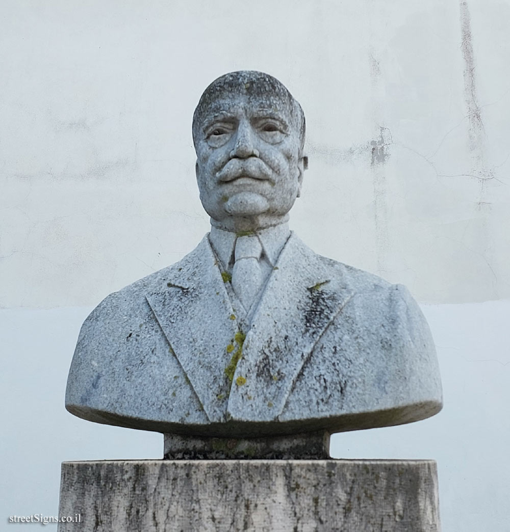Cascais - commemorative statue of doctor António Pereira Coutinho - Largo da Assunção 3, 2750-502 Cascais, Portugal