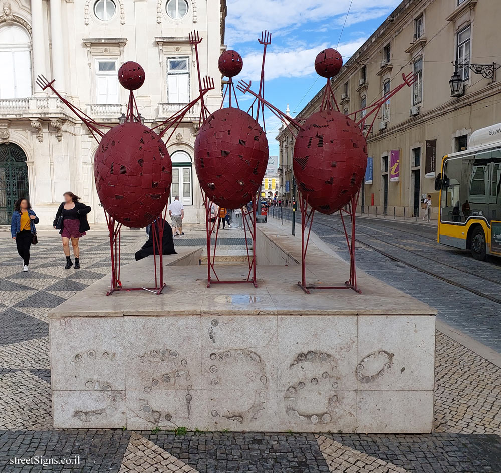 Lisbon - City Hall Square - "Grade" outdoor sculpture by Jorge Vieira - Rua do Arsenal 27, 1100-148 Lisboa, Portugal