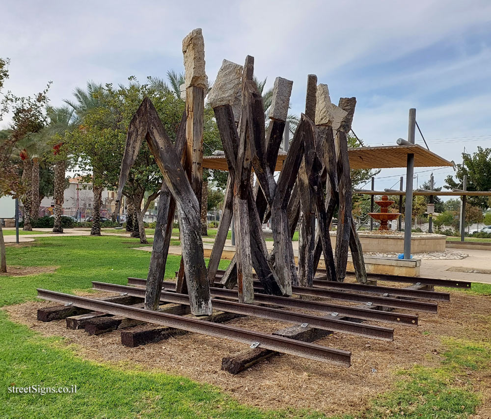 Be’er Sheva - Remez Garden - Wheat in Berlin - an outdoor sculpture by Ilan Averbuch - Hadassa St 96, Be’er Sheva, Israel