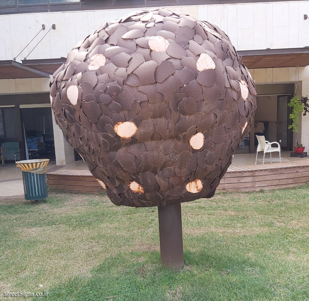 Tel Hashomer Hospital - Sculpture Garden - "Draw me a Tree" Irit Segal Israeli outdoor sculpture