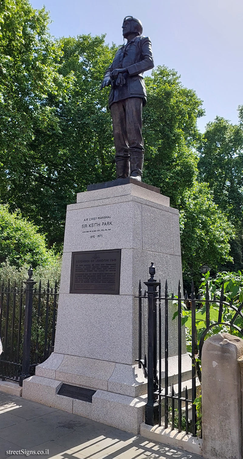 London - Statue commemorating pilot Keith Park - 107 Pall Mall, St. James’s, London SW1Y 5ER, UK