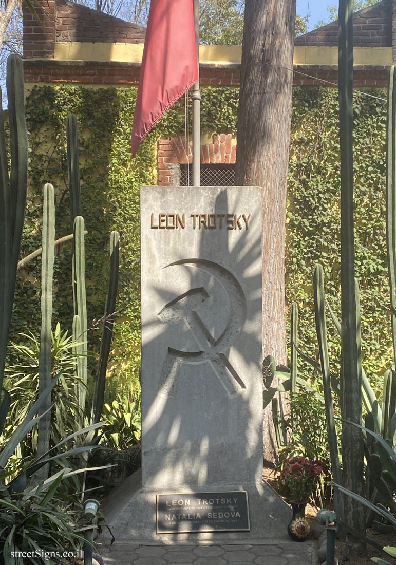 Mexico City - the grave of Leon Trotsky and his wife - Viena 49, Del Carmen, Coyoacán, 04100 Ciudad de México, CDMX, Mexico