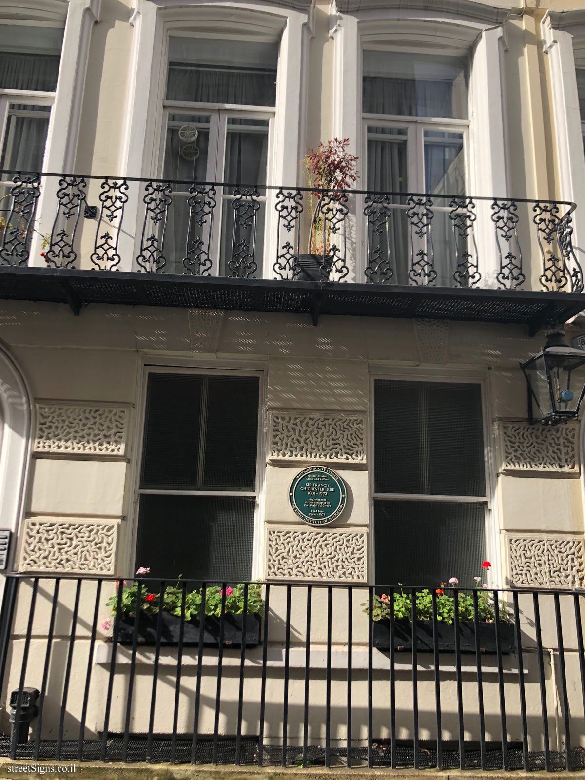 London - Memorial plaque at the residence of Sir Francis Chichester - 9 St James’s Pl, St. James’s, London SW1A 1PE, UK