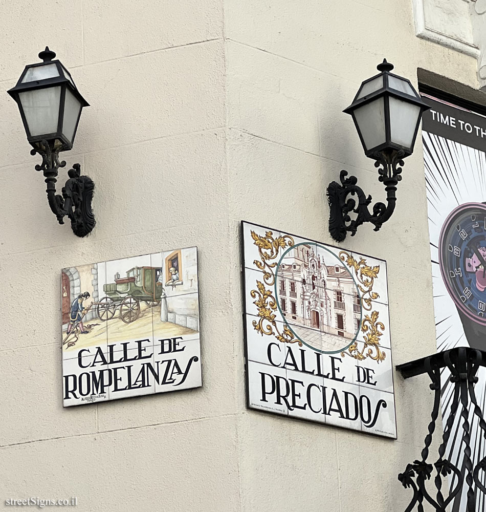 Madrid - the intersection of Rompelanzas and Preciados streets