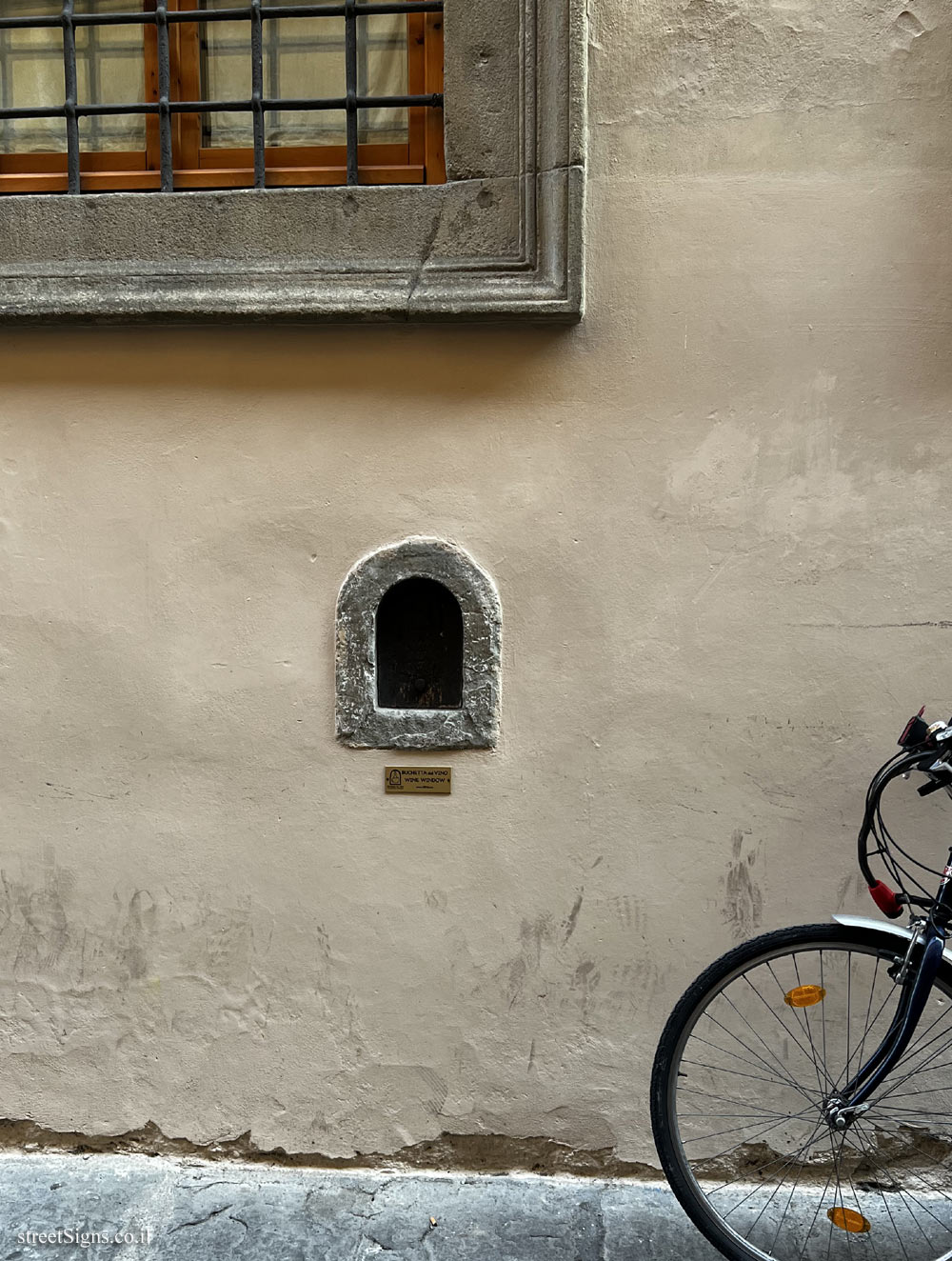 Florence - Wine window - Borgo degli Albizi, 8, 50122 Firenze FI, Italy