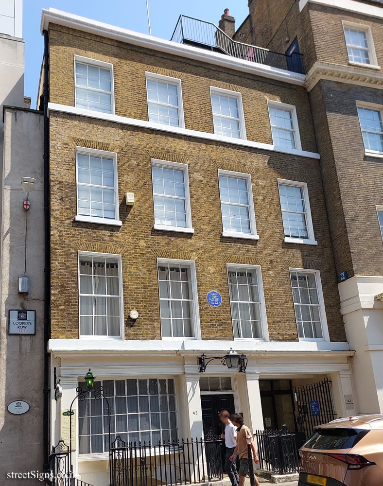 London - Commemorative plaque in the house where the clergyman Tabby Clayton lived - 43 Trinity Square, London EC3N 4DJ, UK