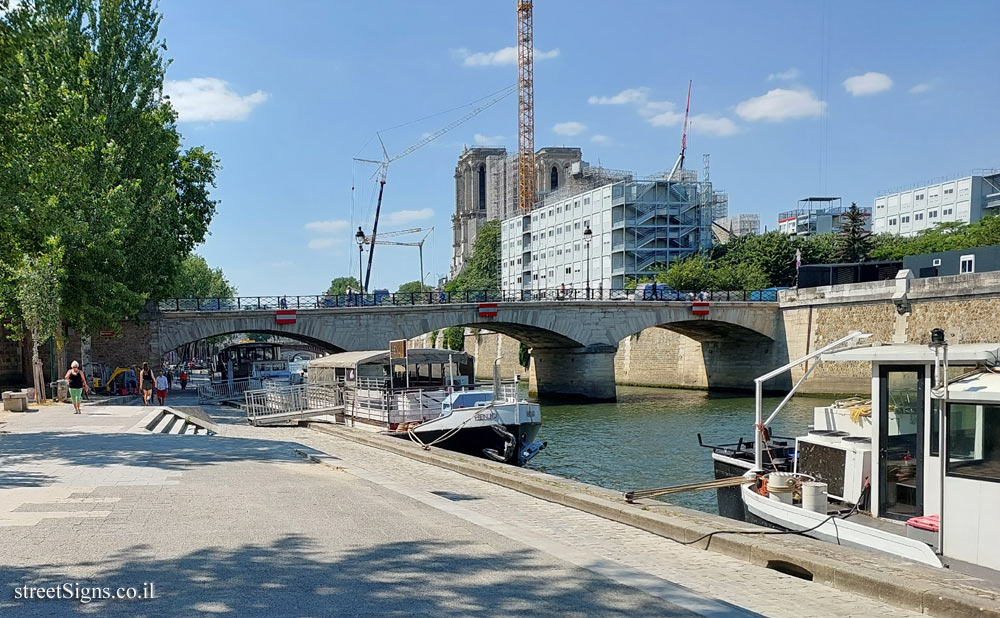 Paris - Archbishop’s Bridge - Pont de l’Archevêché, 75005 Paris, France