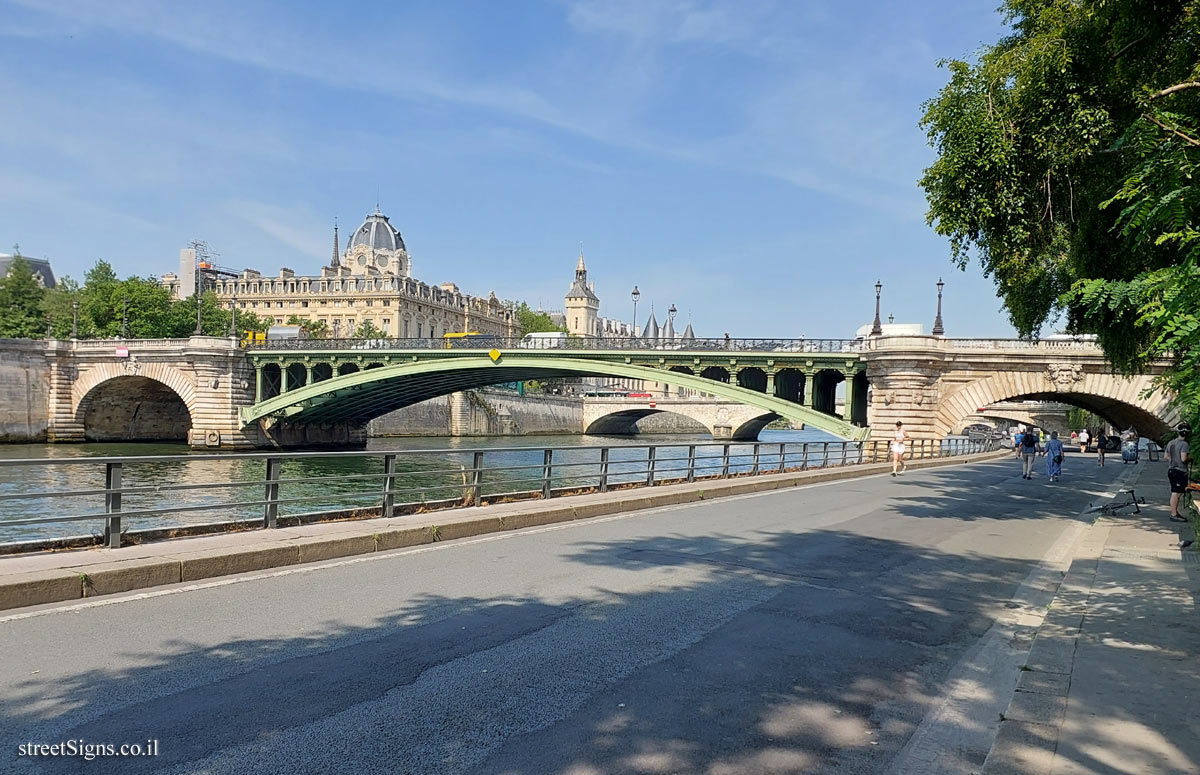Paris - Notre Dame Bridge - 124 Voie Georges Pompidou, 75004 Paris, France
