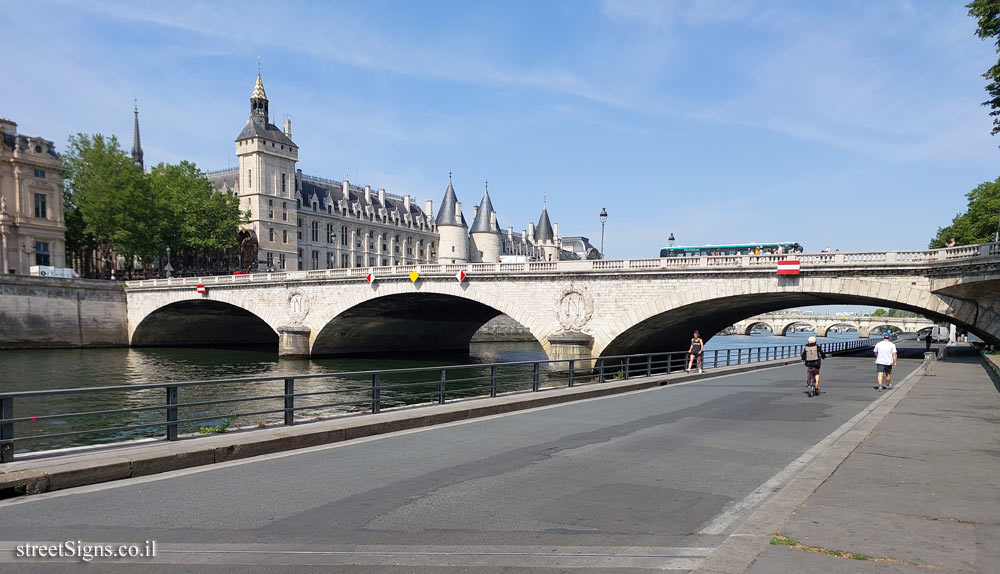Paris - au Change Bridge - 134 Voie Georges Pompidou, 75001 Paris, France