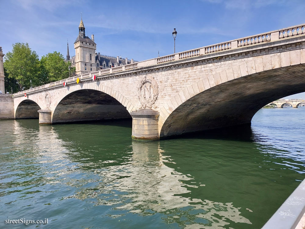 Paris - au Change Bridge - 134 Voie Georges Pompidou, 75001 Paris, France