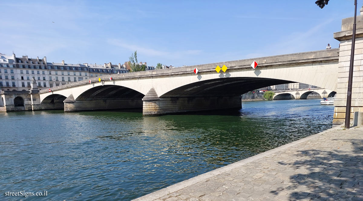 Paris - Carrousel  Bridge - 22 Port du Louvre, 75001 Paris, France