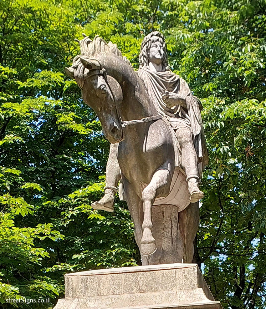 Paris - Place des Vosges - The statue of King Louis XIII - Place des Vosges, Pl. des Vosges, 75004 Paris, France