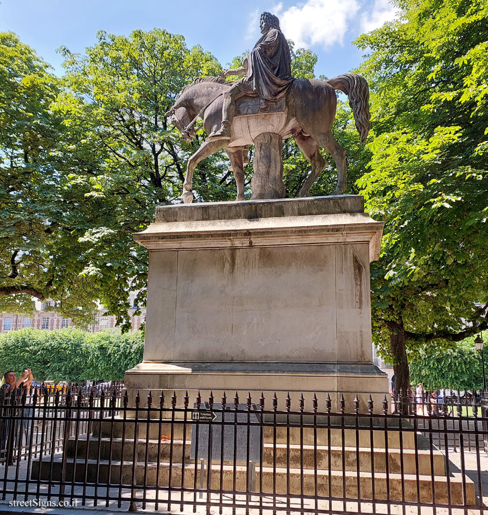 Paris - Place des Vosges - The statue of King Louis XIII - Place des Vosges, Pl. des Vosges, 75004 Paris, France