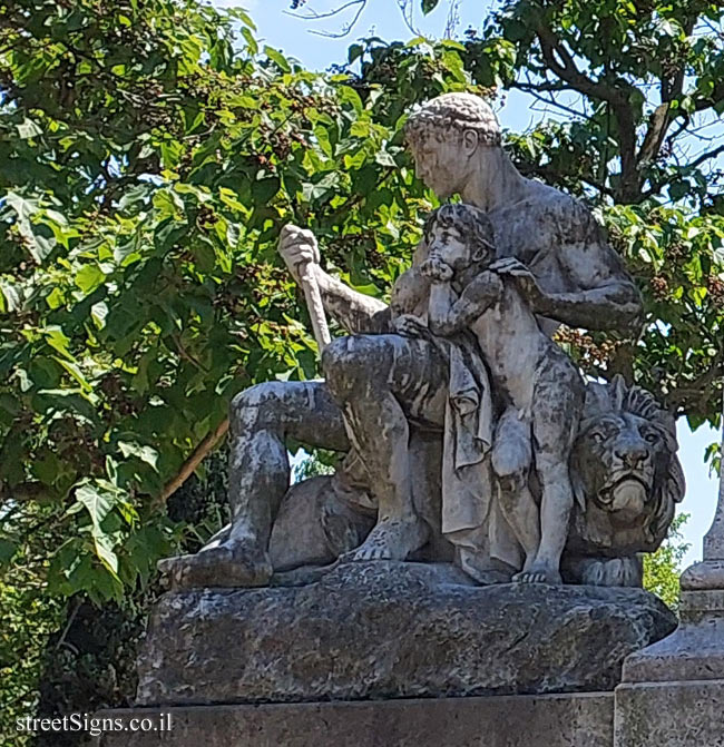 Paris - Memorial statue to the French sculptor Antoine-Louis Barye - La Force - Square Barye, 2 Bd Henri IV, 75004 Paris, France