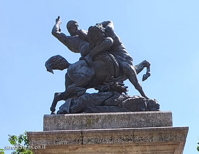 Paris - Memorial statue to the French sculptor Antoine-Louis Barye - Thésée combattant le centaure Biénor - Square Barye, 2 Bd Henri IV, 75004 Paris, France