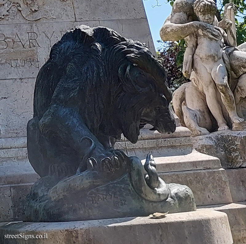 Paris - Memorial statue to the French sculptor Antoine-Louis Barye - Lion au serpent - Square Barye, 2 Bd Henri IV, 75004 Paris, France
