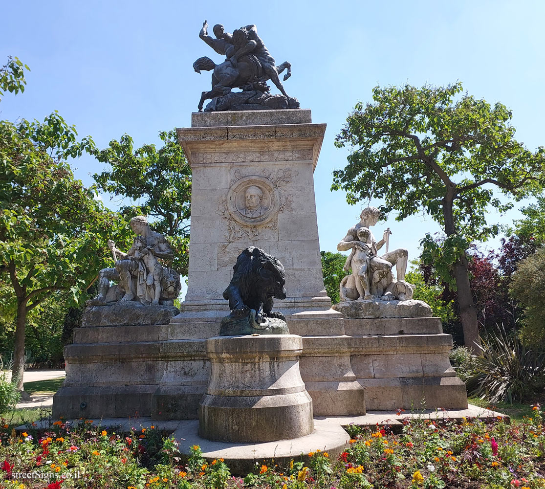 Paris - Memorial statue to the French sculptor Antoine-Louis Barye - Square Barye, 2 Bd Henri IV, 75004 Paris, France