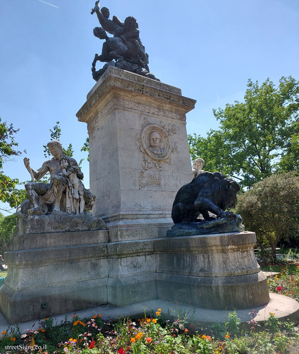 Paris - Memorial statue to the French sculptor Antoine-Louis Barye - Square Barye, 2 Bd Henri IV, 75004 Paris, France