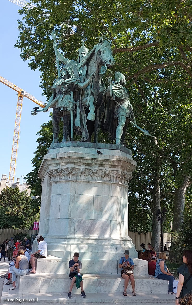 Paris - a commemorative statue of Charlemagne and his guards - Île de la Cité, 75004 Paris, France