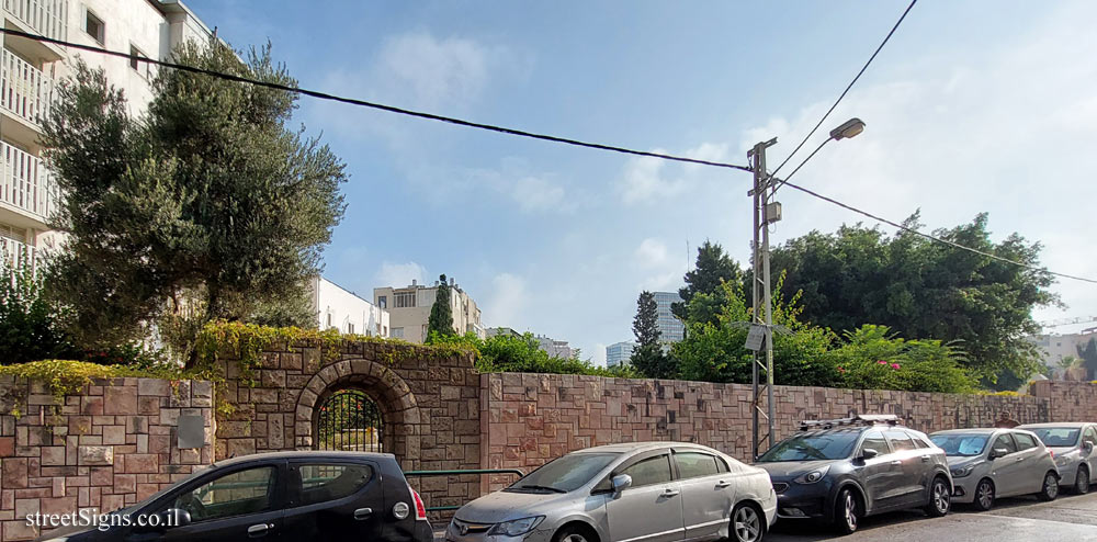 Tel Aviv - Trumpeldor Cemetery - The Southern Wall (humorous sign) - Trumpeldor St 22, Tel Aviv-Yafo, Israel