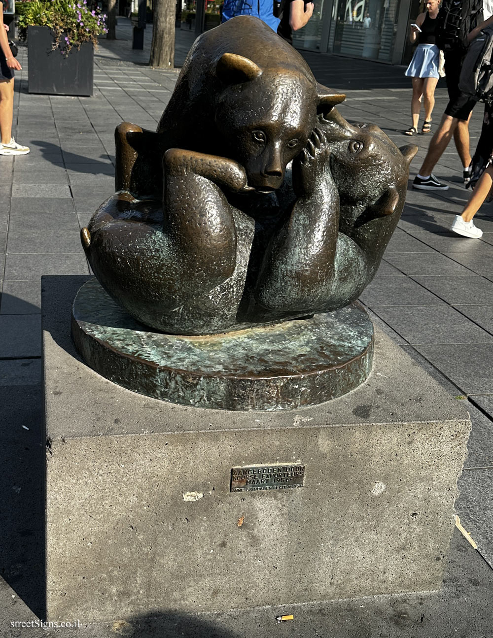 Rotterdam - Playing Bears - Outdoor sculpture by Anne Grimdalen - Lijnbaan 53, 3012 EL Rotterdam, Netherlands