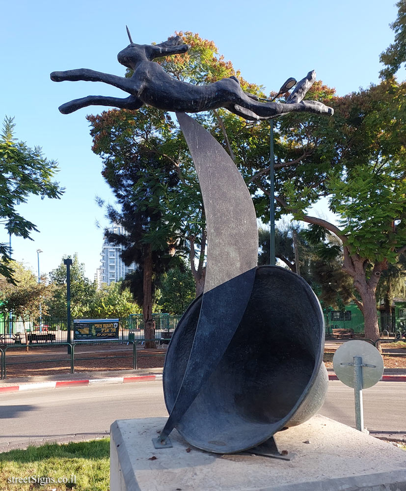 Tel Aviv - "Unihare on Crescent and Bell" - Outdoor sculpture by Barry Flanagan - Bnei Dan St 54, Tel Aviv-Yafo, Israel