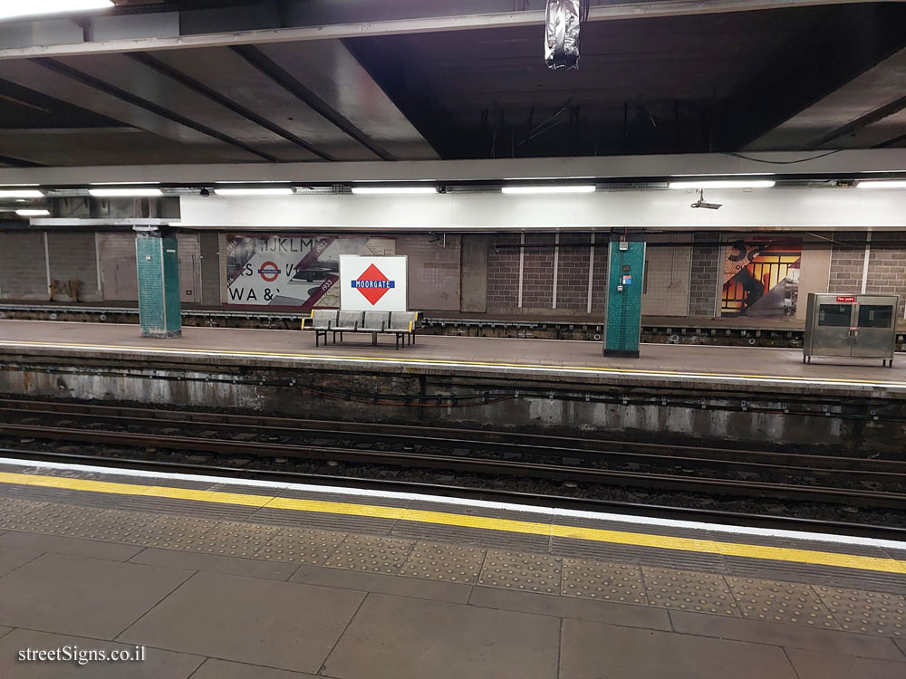 London - Moorgate  Subway Station - Interior of the station - Moorgate, London EC2Y 9DP, UK