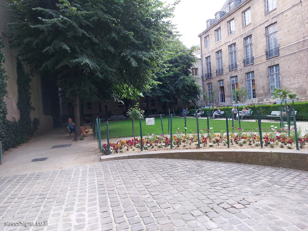 Paris - Gardens - Garden of the Hotel-Lamavoine-Mark Ashton - 23 Rue des Francs Bourgeois, 75004 Paris, France