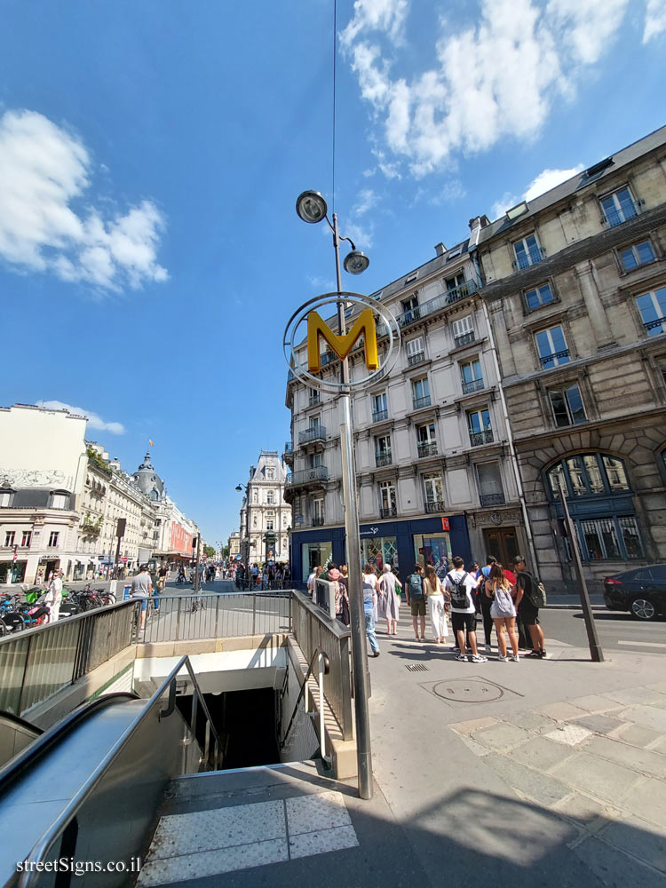 Paris - sign marking the entrance to the Hôtel de Ville metro station - 1 Rue de la Coutellerie, 75004 Paris, France