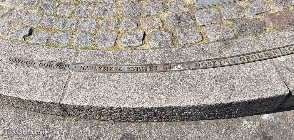 London - The sundial at Seven Dials - Seven Dials, London WC2H 9HA, UK