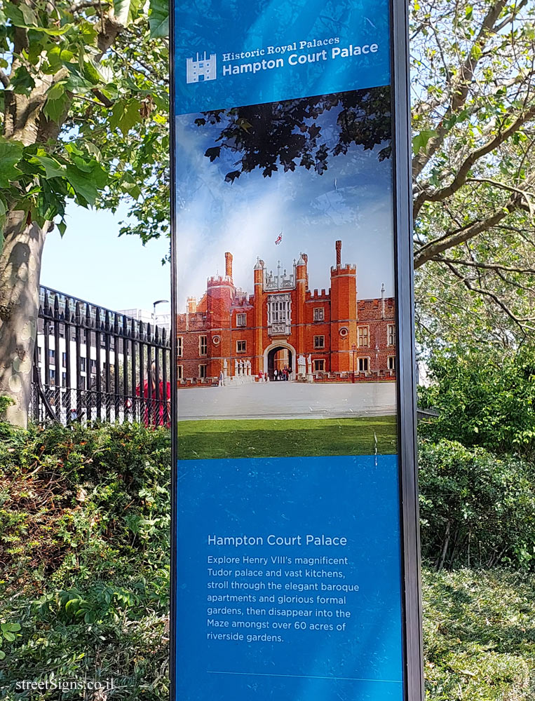 London - Tower of London - World Heritage Site (Hampton Court Palace) - 42-30 Tower Hill, London EC3N 4AL, UK