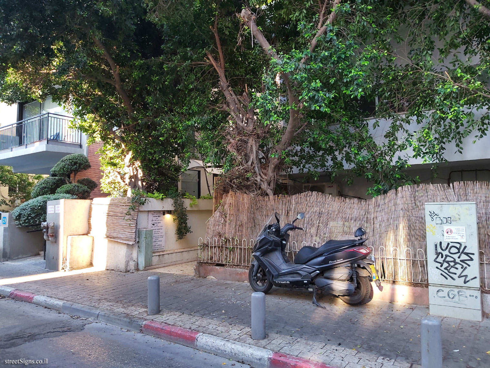 The house of   Yaakov Avital, Chaim Amitai, Fordhaus Ben-Tzissi - Frug St 25, Tel Aviv-Yafo, Israel