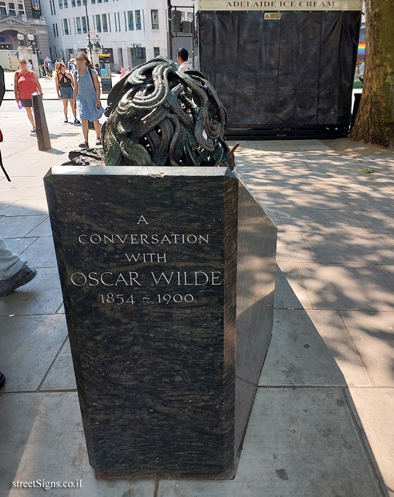 London - "A Conversation with Oscar Wilde" outdoor sculpture by Maggi Hambling - 5 Adelaide St, London WC2R 0QE, UK