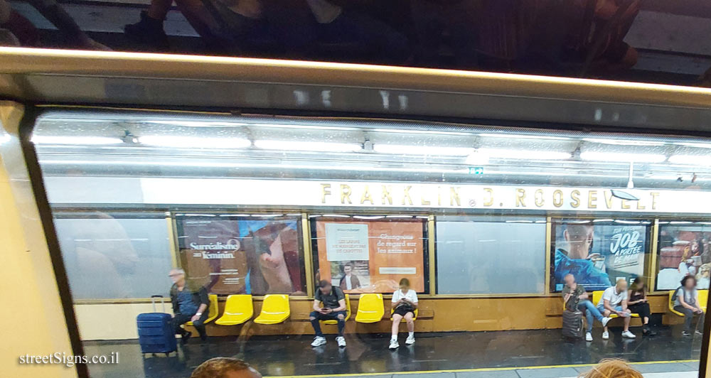 Paris - Franklin D. Roosevelt metro station - interior of the station - 57 Av. Montaigne, 75008 Paris, France