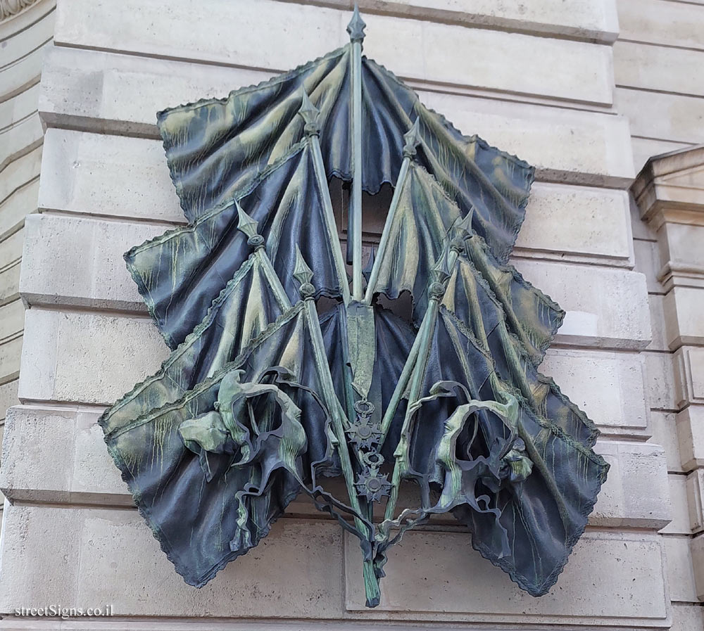 Paris - outdoor sculpture by Arman - 50 years since the battle for the Paris police - 8 Rue de la Cité, 75004 Paris, France