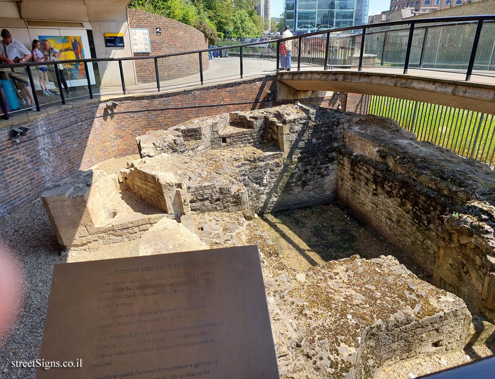 London - Tower Hill - Medieval Gate - Tower Hill, London EC3N 4DR, UK