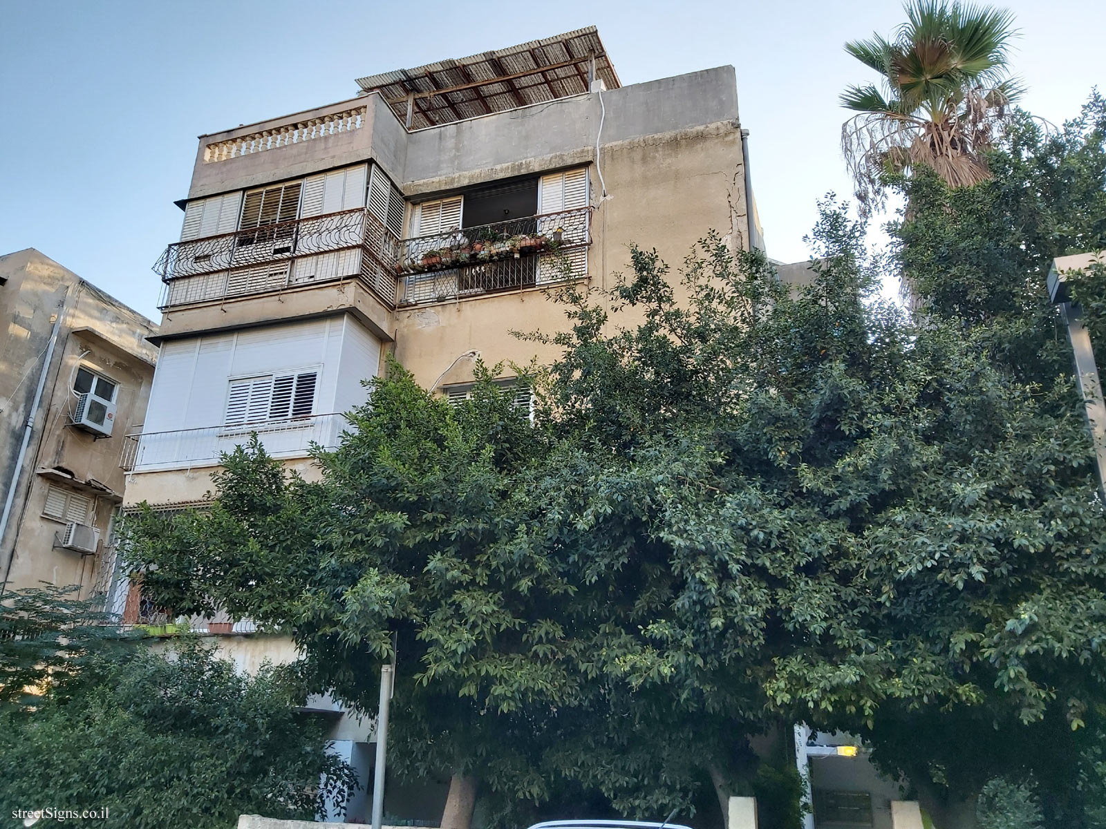 The house of Menachem Binyamini & Tamara Robbins - Dov Hoz St 24, Tel Aviv-Yafo, Israel