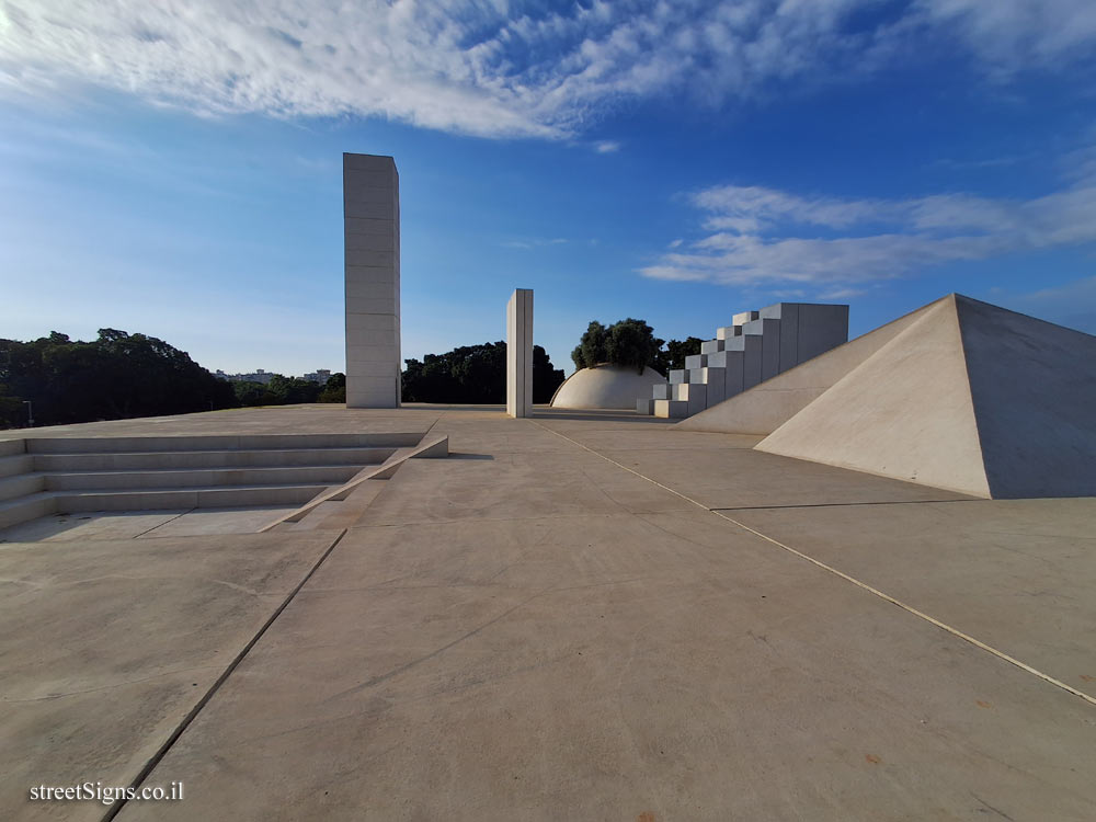 Tel Aviv - Edith Wolfson Park - Kikar Levana, HaShalom Rd 110, Tel Aviv-Yafo, Israel