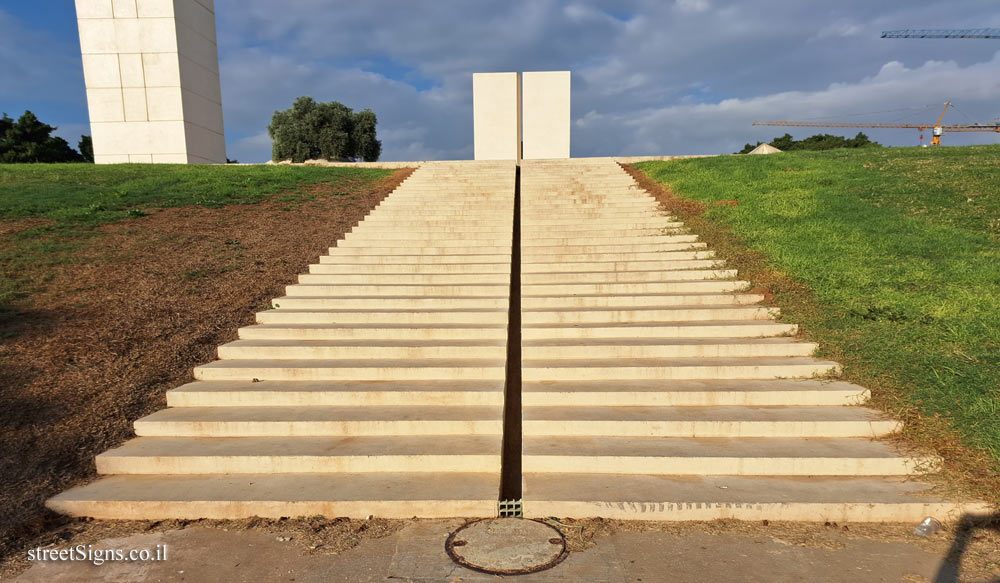 Kikar Levana, 1 Staircase Leading to the Square