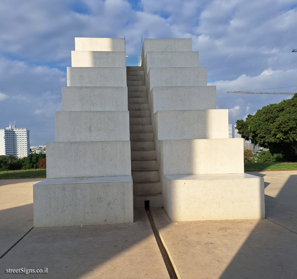 Kikar Levana, 3 Staircase