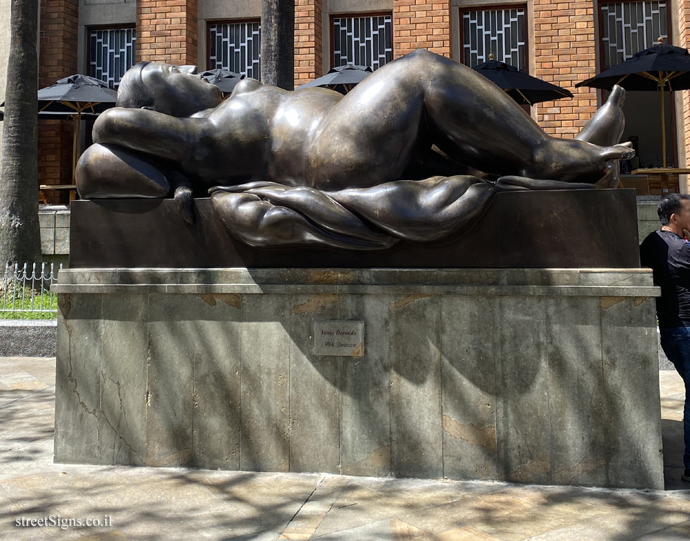 Medellin - "Sleeping Venus" outdoor sculpture by Fernando Botero - Av. Carabobo #52-43, La Candelaria, Medellín, La Candelaria, Medellín, Antioquia, Colombia